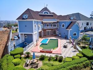 10 bedroom House for sale Close To Nnpc Guzape Abuja