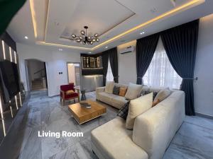 3 bedroom House for shortlet By Oba Palace, ONIRU Victoria Island Lagos