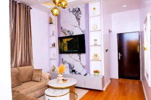 1 bedroom Flat / Apartment for shortlet Off Costom Bus Stop, Onike Yaba Lagos