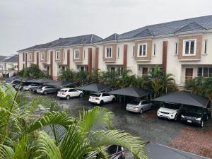 4 bedroom House for rent Court 5 Chevron Lekki Lagos