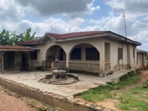 3 bedroom House for sale Carpenter Bus Stop Area,ologuneru Ibadan Oyo
