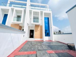 5 bedroom House for sale Monastery road Sangotedo Lagos
