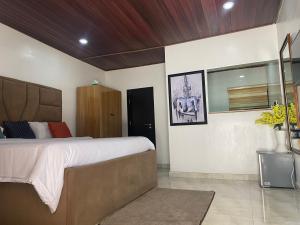 1 bedroom Flat / Apartment for shortlet Estate Dolphin Estate Ikoyi Lagos