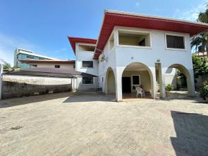 6 bedroom House for sale Igbo Efon Ologolo Lekki Lagos